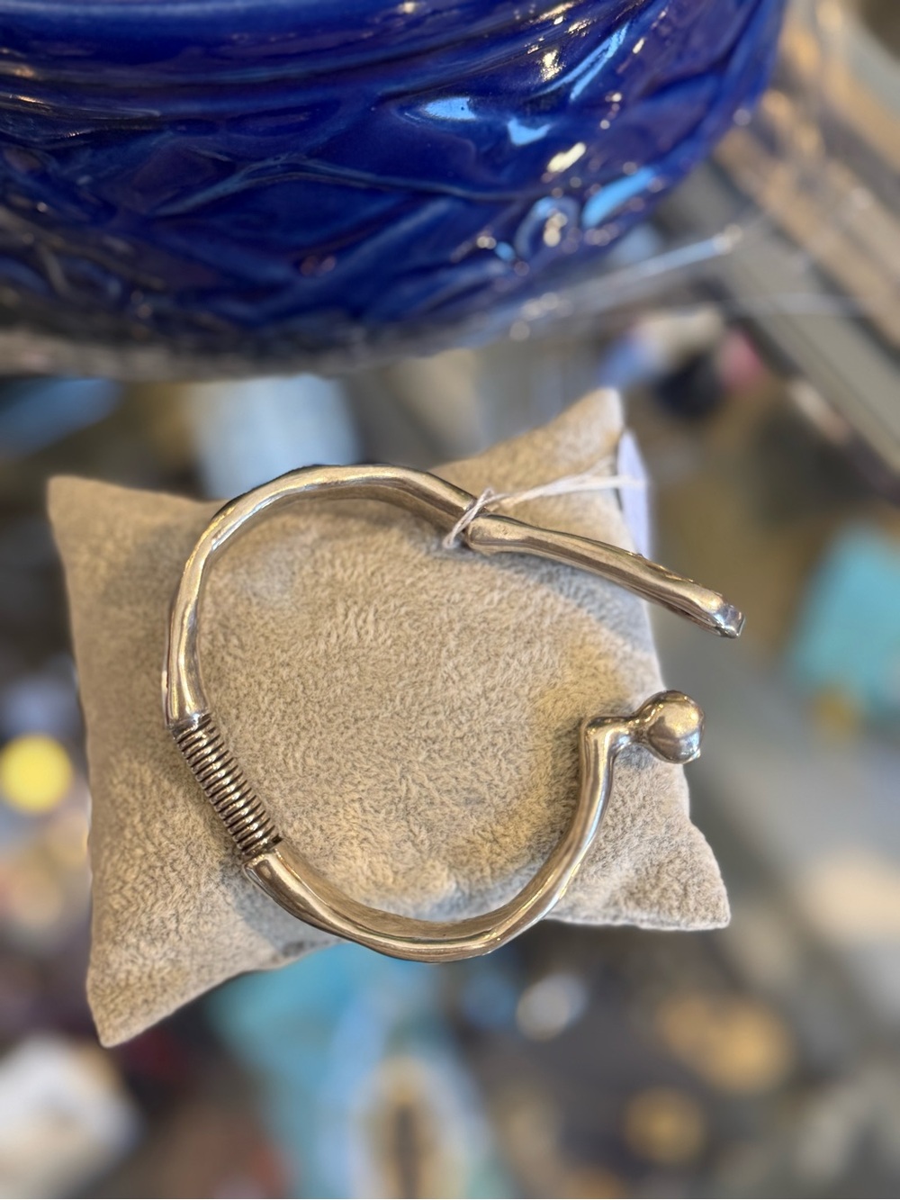 Uno De 50 Bracelet Sping Leaded Ball Eye Closure Bangle - Picture 4 of 5